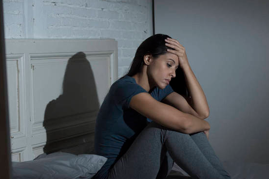 铿固门窗丨让成年人瓦解的，除脱发，另有失眠！